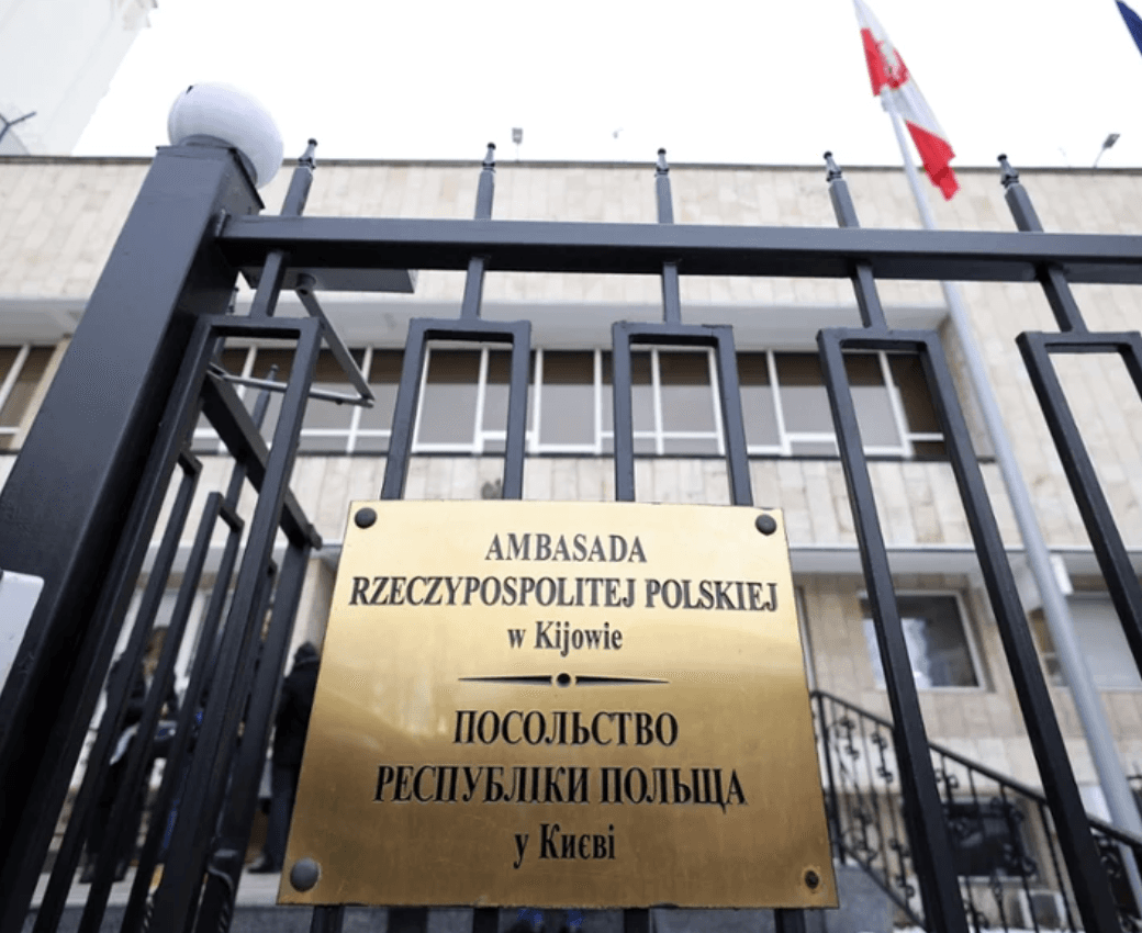 Польське посольство було пошкоджене внаслідок обстрілу Києва