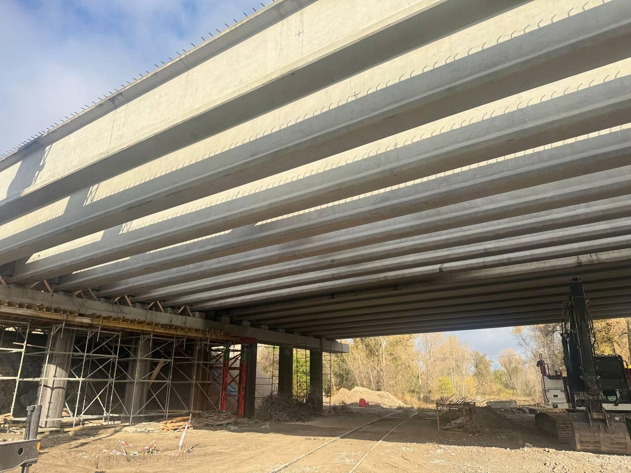 Важливий етап капремонту: на шляхопроводі на Полярній  встановили усі 64 балки