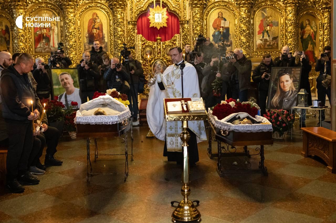 У Києві попрощалися з журналісткою Оленою Губановою та оператором Євгеном Кармазіним, убитих російським дроном