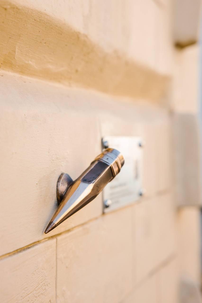 Присвята всім, хто працює зі словом: у Києві з’явилася мініскульптура «Сточений олівець»