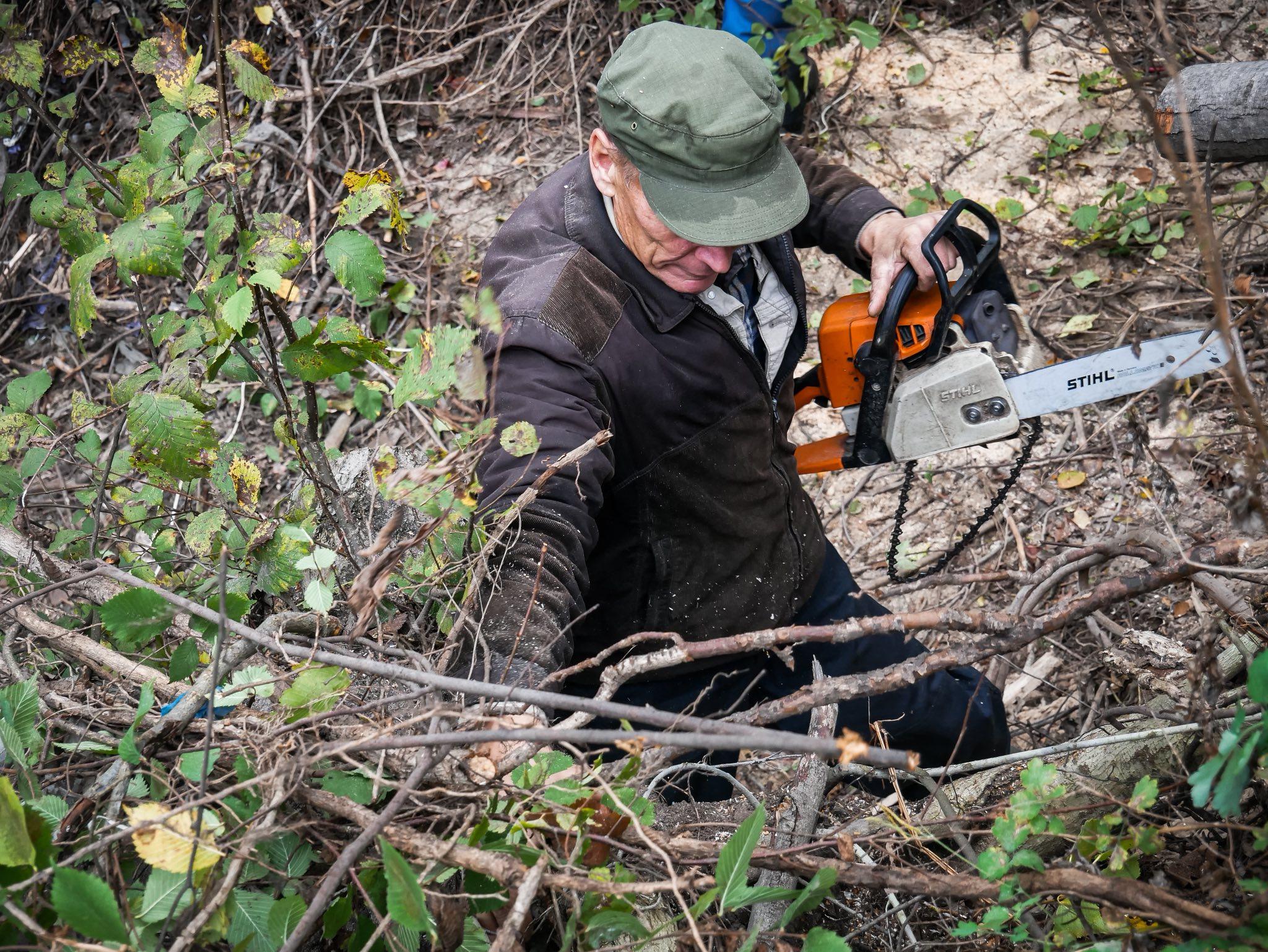 У Святошинському районі розчистили канал від сміття і повалених дерев