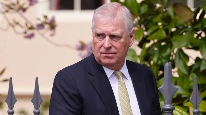 Принц Ендрю добровільно відмовився від титулу герцога Йоркського через скандал з Епштейном