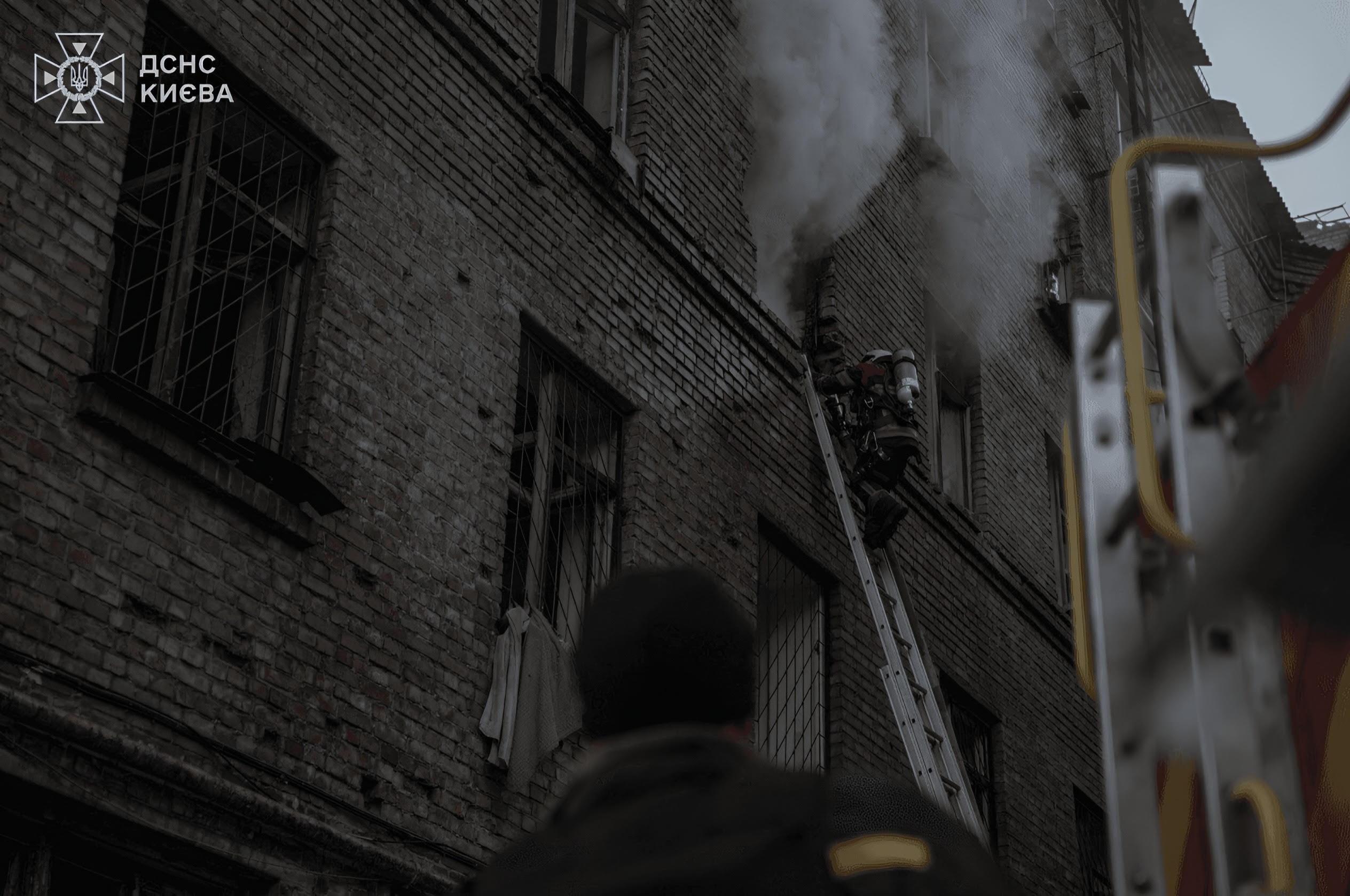 Працівниця Київпастрансу намагалася вигнати з укриття киянку з дитиною під час масованої атаки РФ