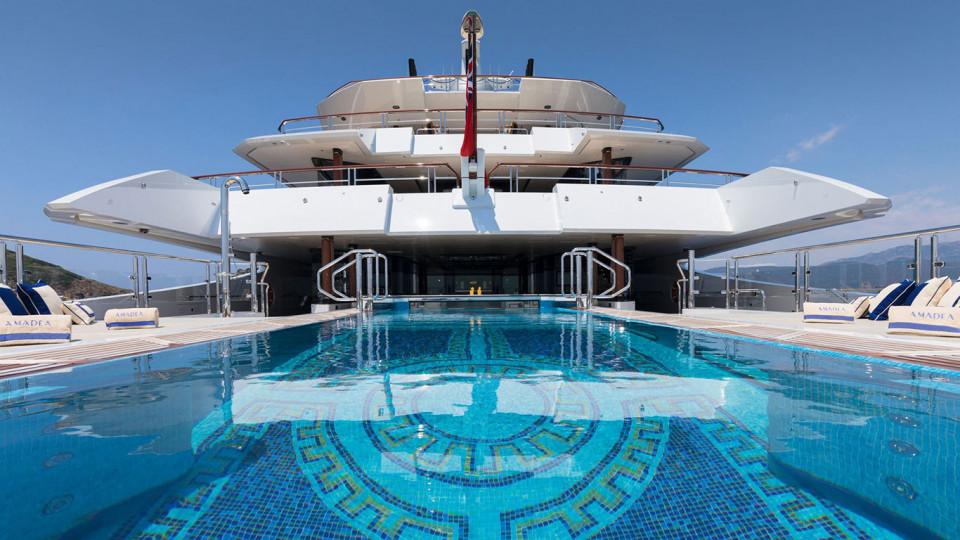 У США пустили з молотка яхту російського мільярдера із золотим роялем