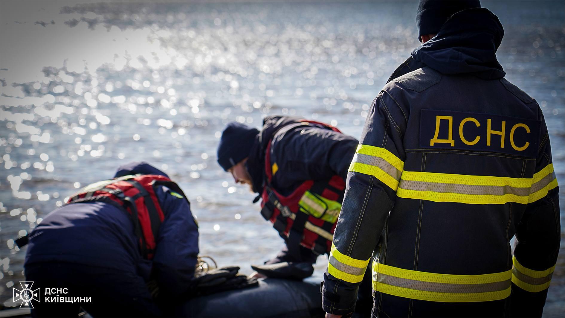 На Київському водосховищі перевернувся човен з рибалками, є загиблий