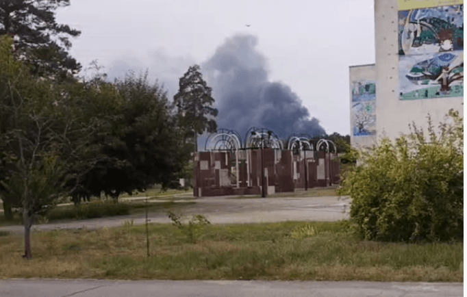 У Славутичі після ворожої атаки на електропідстанцію зникло світло