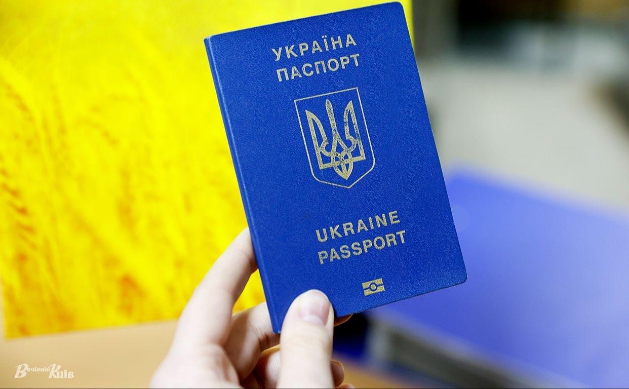 Рада ухвалила зміни: з українських паспортів зникне російська мова