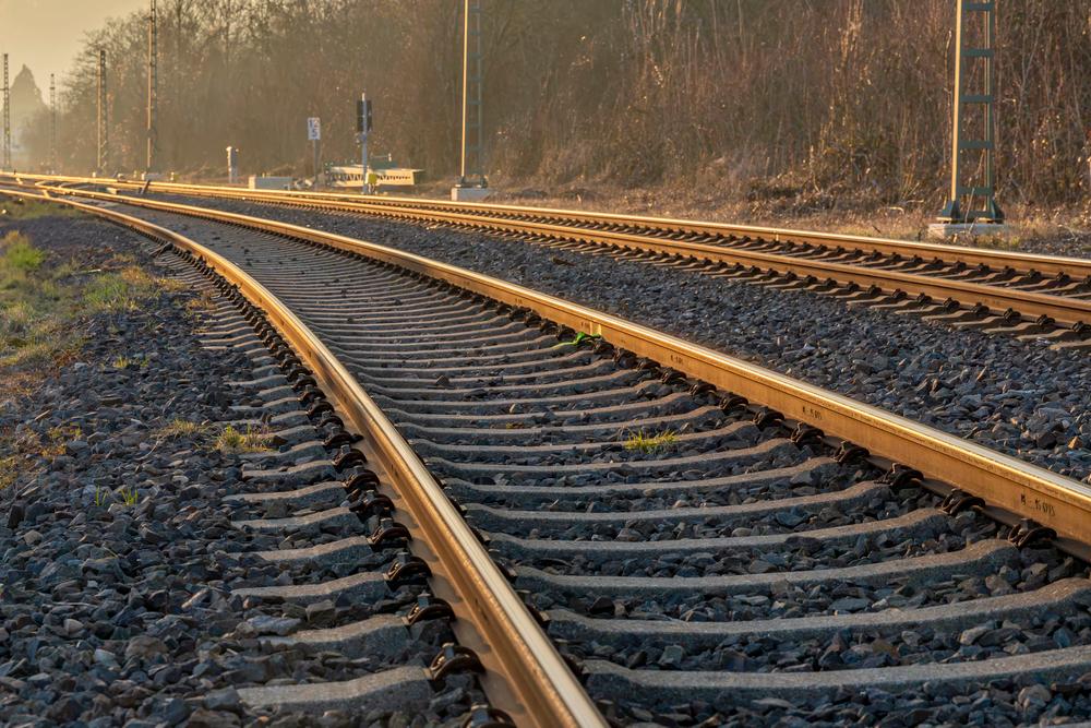 Через обстріл пошкоджена залізниця на Сумському напрямку: низка поїздів затримується