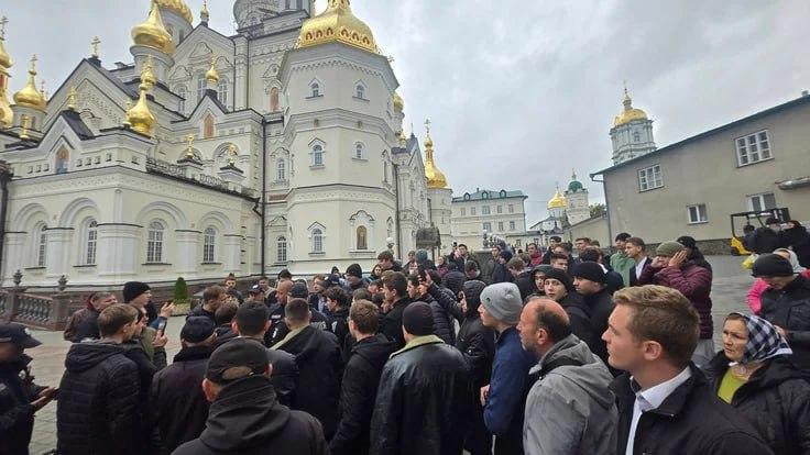 Поліція Тернопільщини розслідує провокації та перешкоджання під час обшуків у Почаївській лаврі