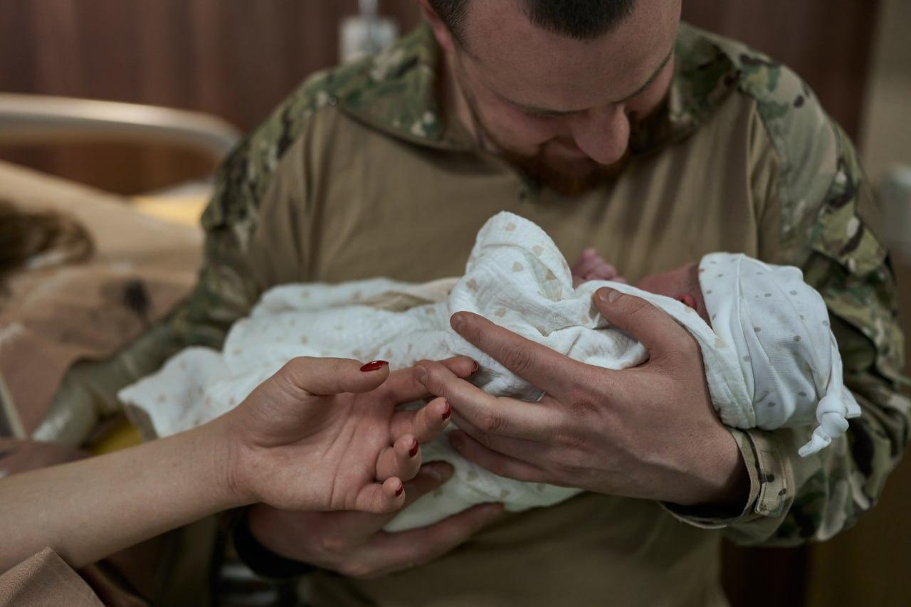 Галерея сили теплих дій «Дотики підтримки»: світлини, що перемагають війну
