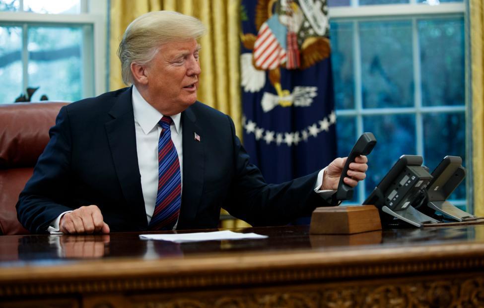 Трамп повідомив, що прямо зараз розмовляє по телефону з Путіним