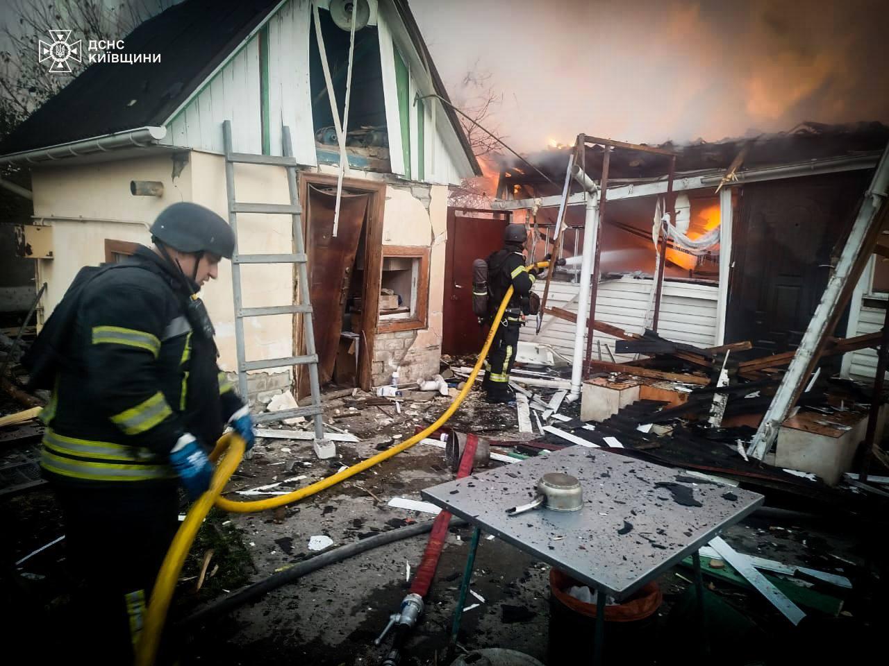 Будинки, АЗС, залізнична станція – у трьох районах Київщини фіксують безліч пошкоджених від атаки об’єктів