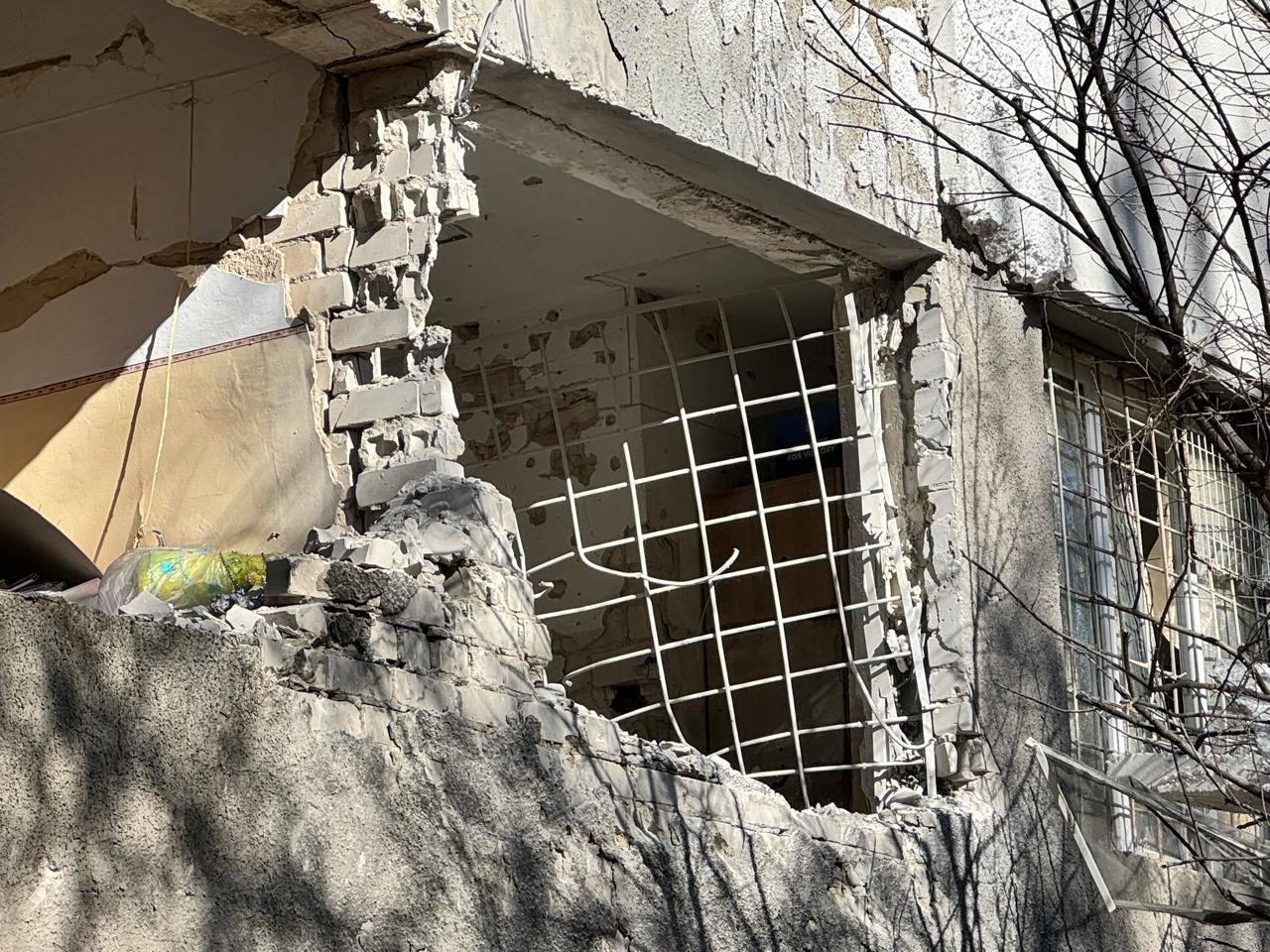 Російська атака на лікарню у Херсоні: серед поранених — восьмирічний хлопчик, його мати та брат