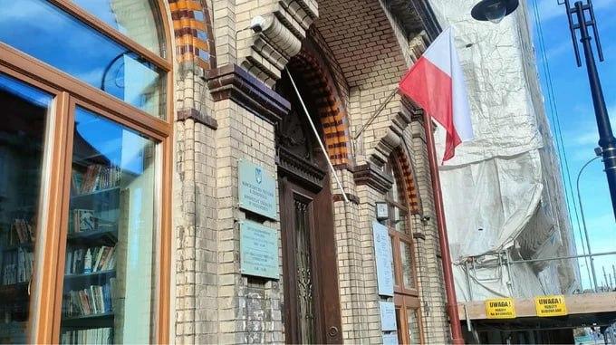 У Польщі затримали двох молодиків, які зірвали український прапор із консульства у Перемишлі