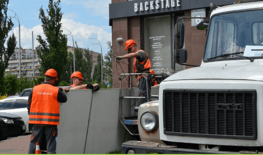 З вулиць Києва за місяць прибрали рекордну кількість незаконних вивісок