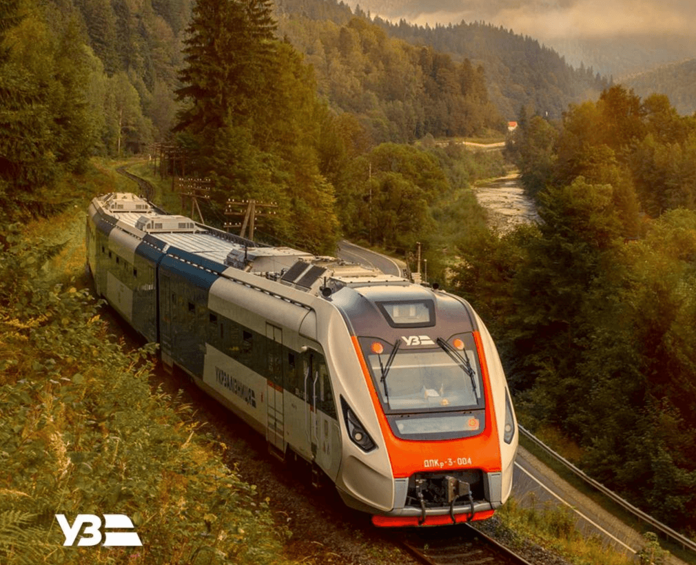 Милуйтеся Карпатами восени: Укрзалізниця запускає додаткові регіональні поїзди