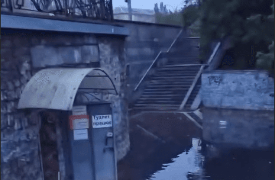 На вулиці Юрія Іллєнка сталась комунальна аварія: рух перекритий