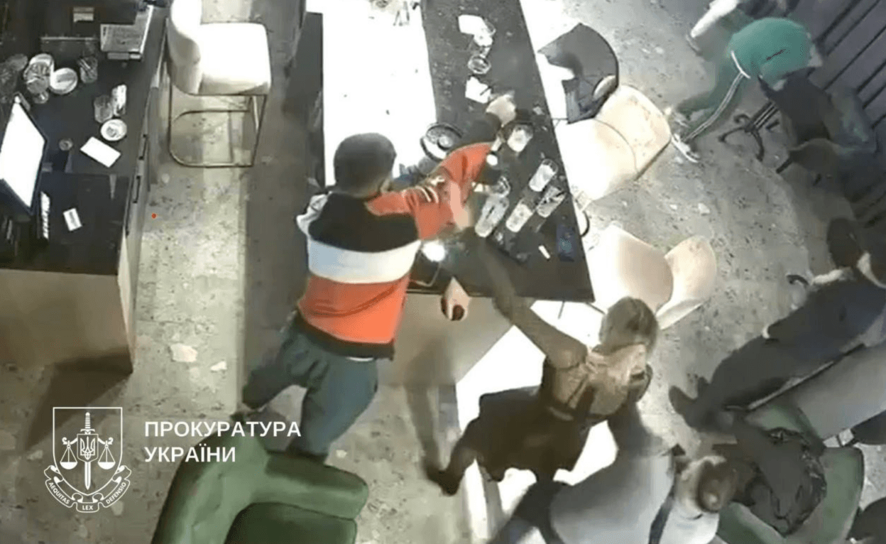 Вчинив стрілянину у барі на Липках та погрожував персоналу: киянину повідомили про підозру