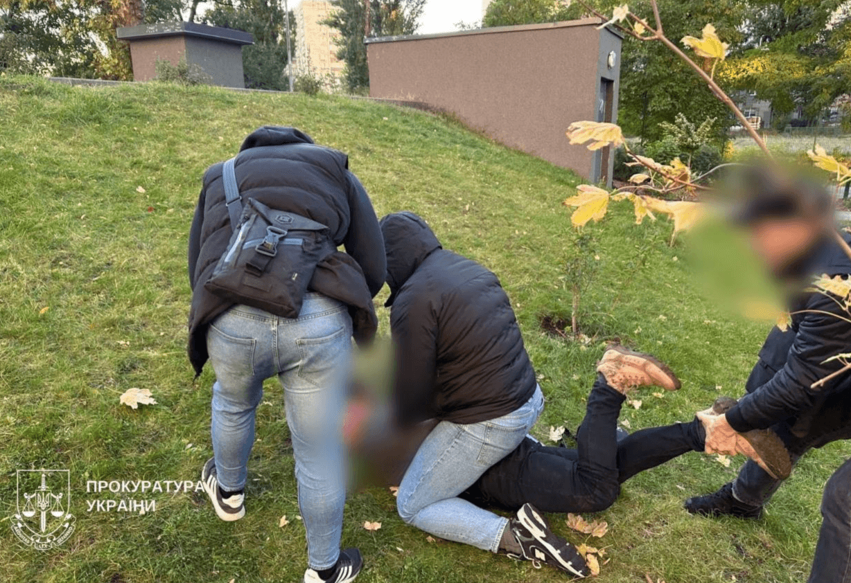 Патрульний за 10 тис. дол. обіцяв працевлаштувати киянина до військового інституту заради бронювання