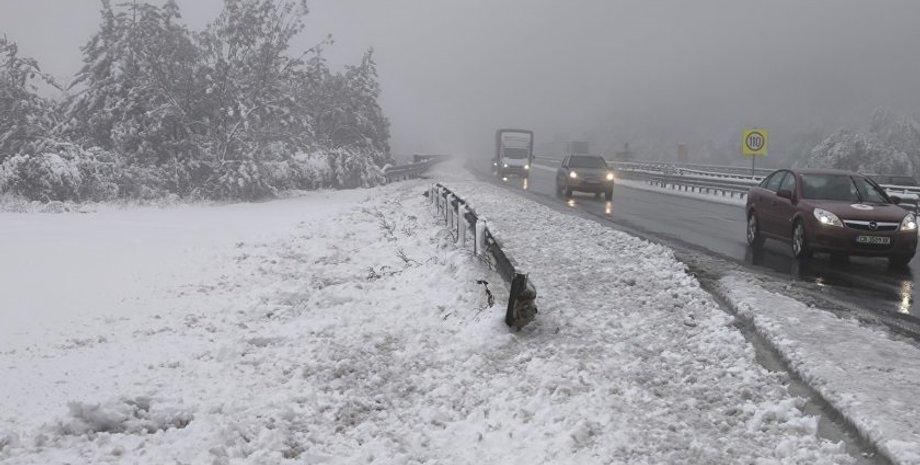 Болгарію засипало снігом: перевал Хемус паралізований, є проблеми з електрикою