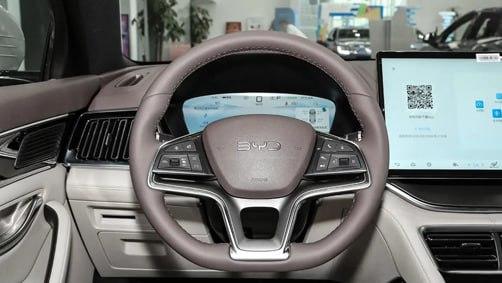 Українці за місяць придбали рекордну кількість нових авто: у лідерах – китайський бренд