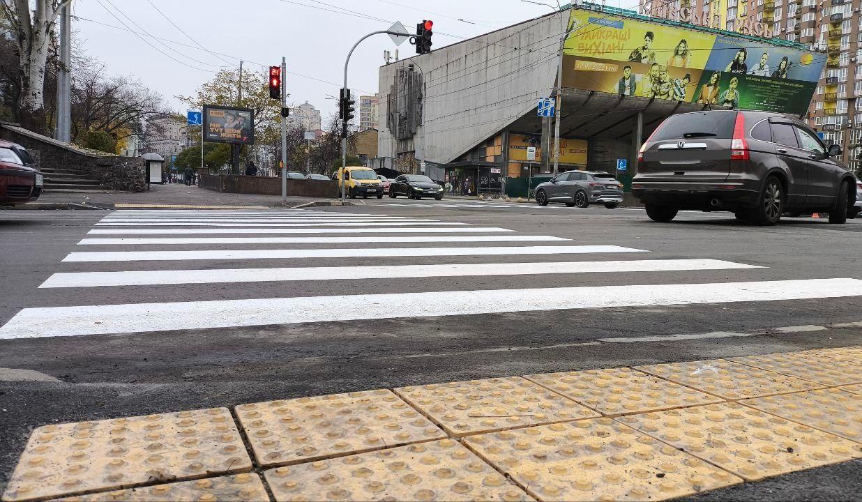 Дочекалися: біля кінотеатру «Київська Русь» з’явився наземний безбар’єрний перехід