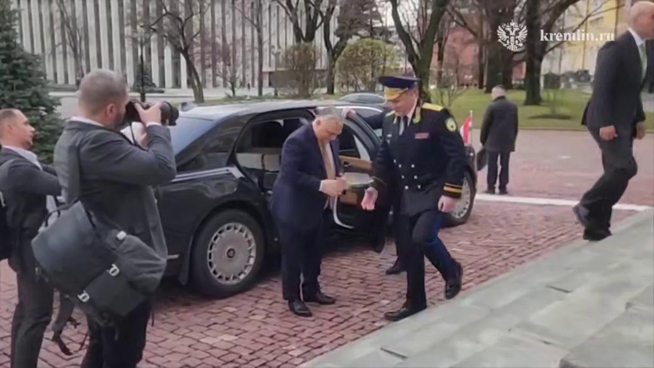 Орбан прилетів до москви на зустріч із путіним