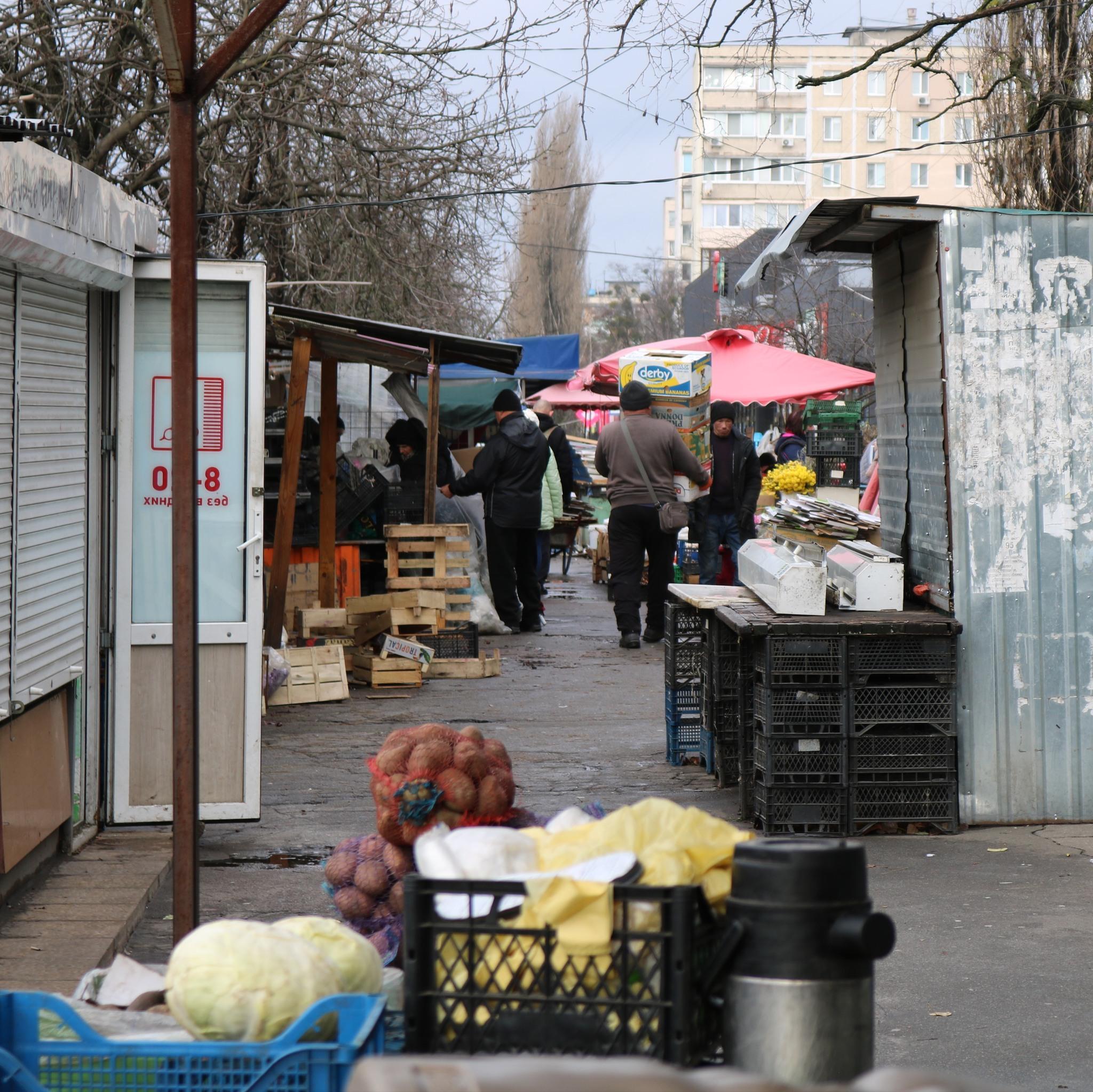 На Святошині звільняють вулицю від аварійних кіосків