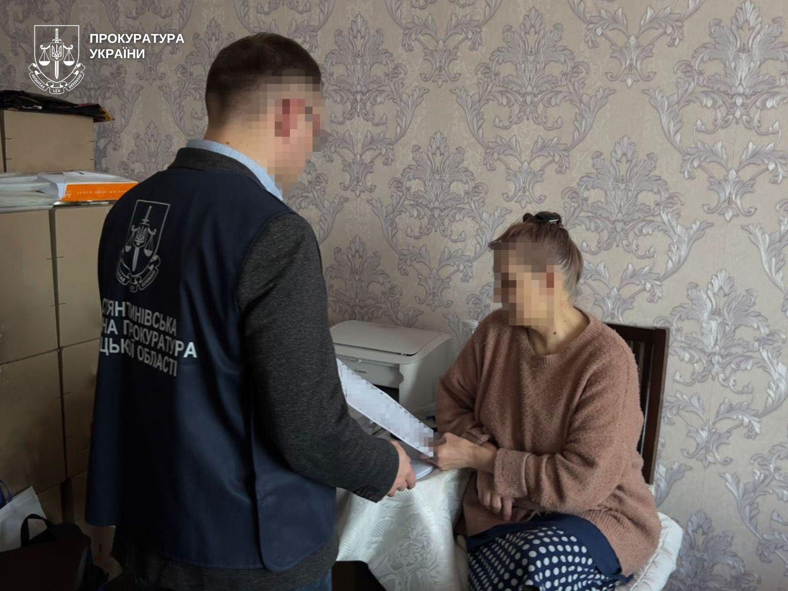 Мати 18 років зберігала тіло померлої доньки у квартирі, примушуючи іншу дитину мовчати