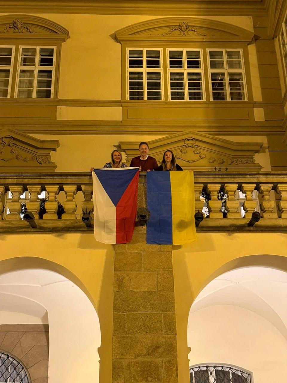 У Чехії депутати повернули українські прапори на фасад парламенту після наказу Окамури зняти їх