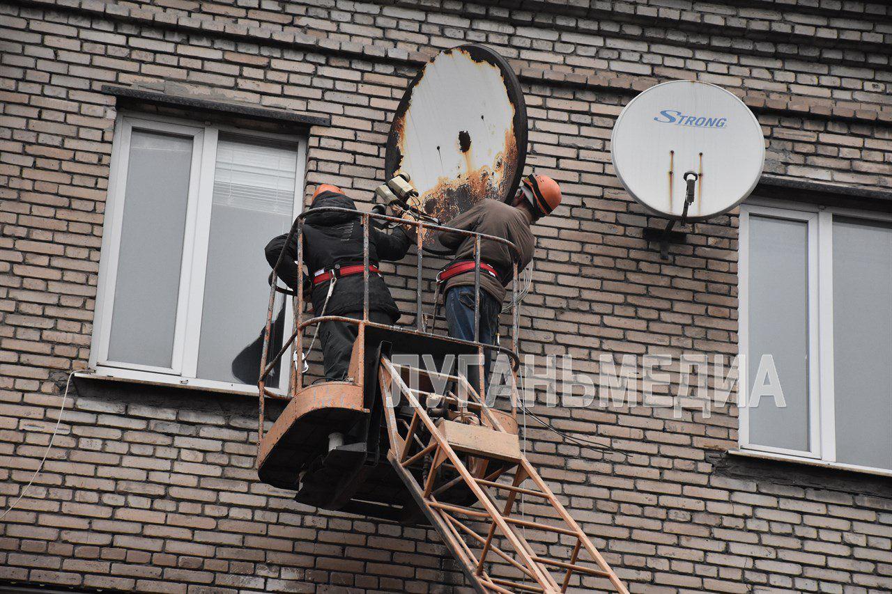 В тимчасово окупованому Алчевську росіяни примусово знімають українські супутникові антени