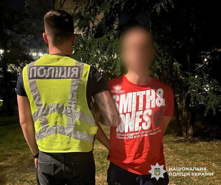 У Києві до понад семи років ув’язнення засудили чоловіка за пограбування двох неповнолітніх.