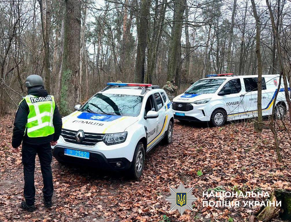 У лісі на Оболоні виявили уламки БпЛА, техніки повідомляють про можливі вибухи