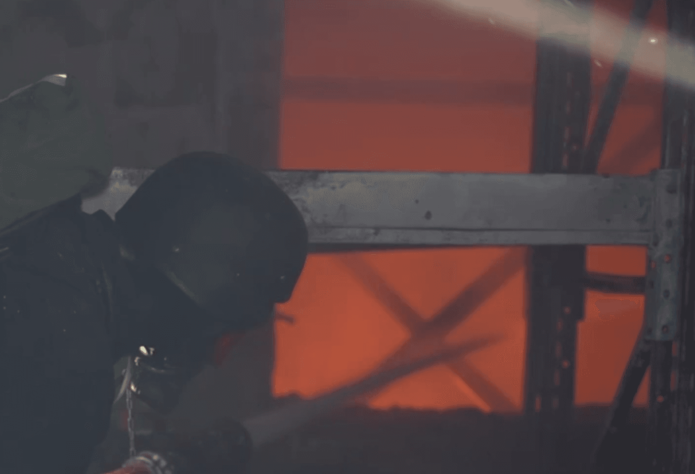 У Миколаєві внаслідок ворожої атаки загорівся великий супермаркет