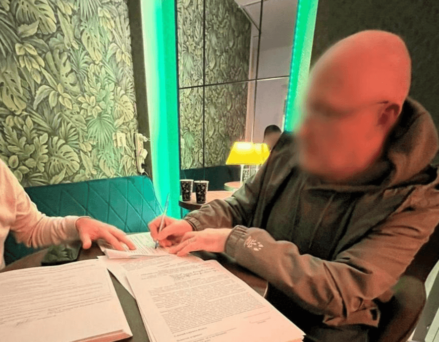 Обіцяли виготовити «лазерну зброю»: ділки ошукали американського добровольця на 3,2 млн грн