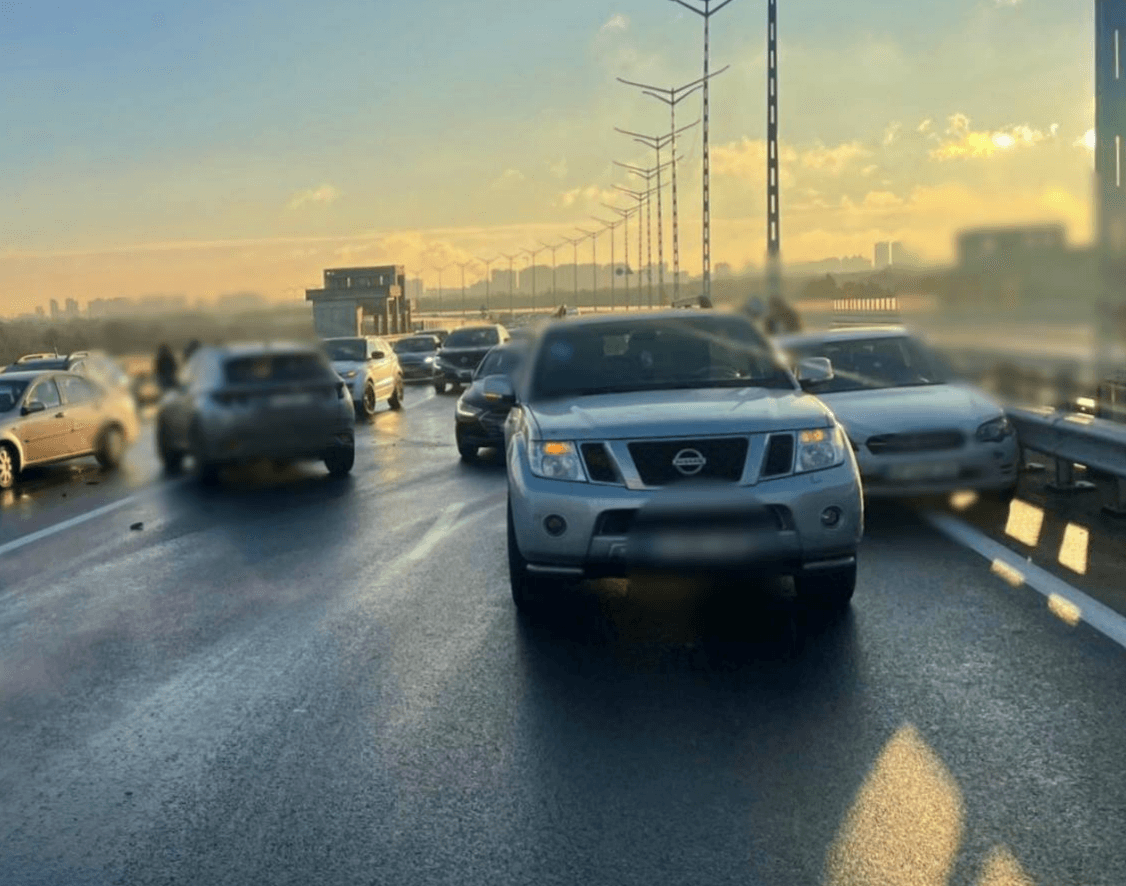 На Подільсько-Воскресенському мосту – великий затор: обирайте інші шляхи