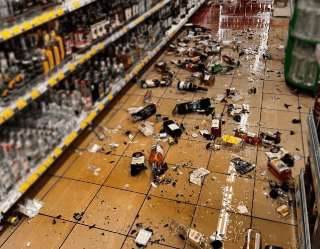 Спіймали на крадіжці: у Києві п’яний чоловік розгромив алкогольний відділ супермаркету