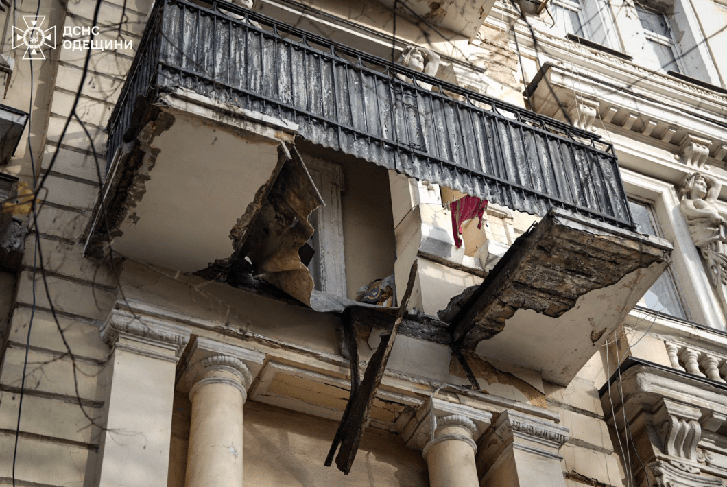В центрі Одеси обвалився балкон з двома жінками: одна з них загинула