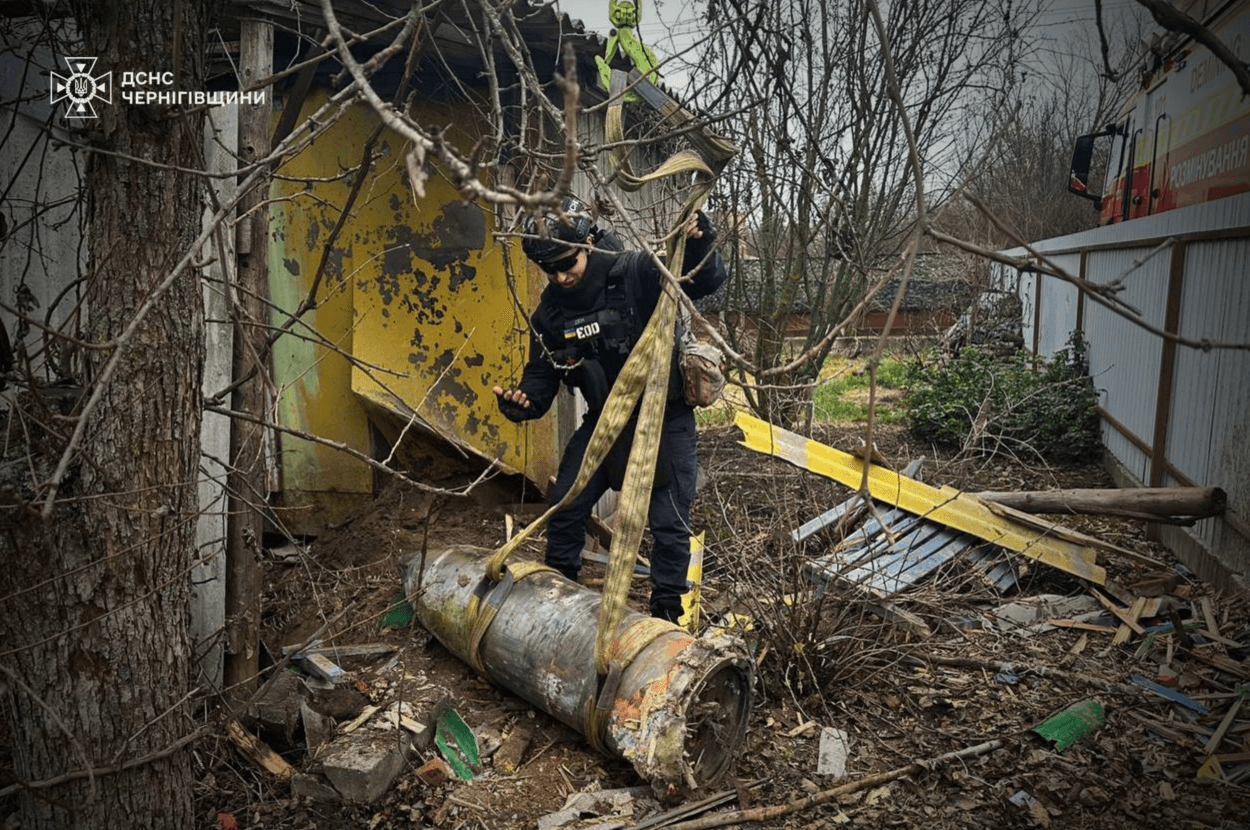 На Чернігівщині небезпечна частина ракети впала у двір будинку