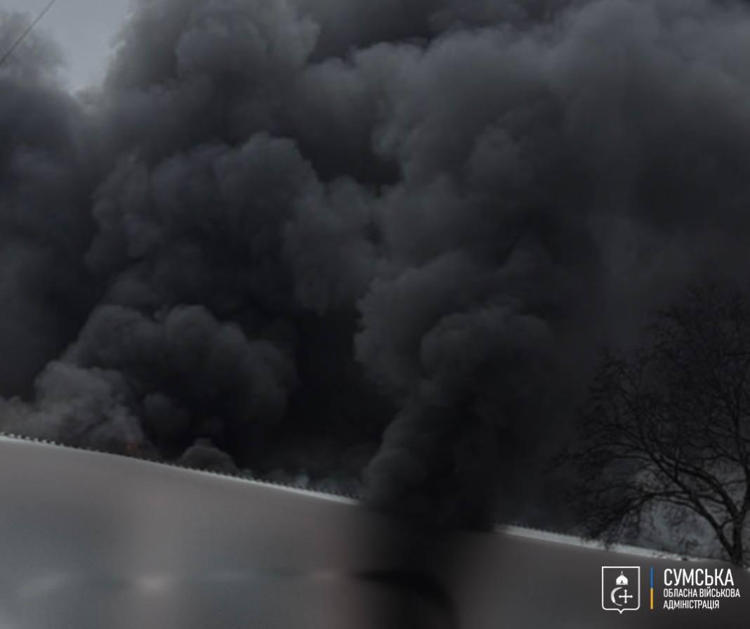 Росіяни поцілили двома дронами по дитячій спортивній школі в Шостці