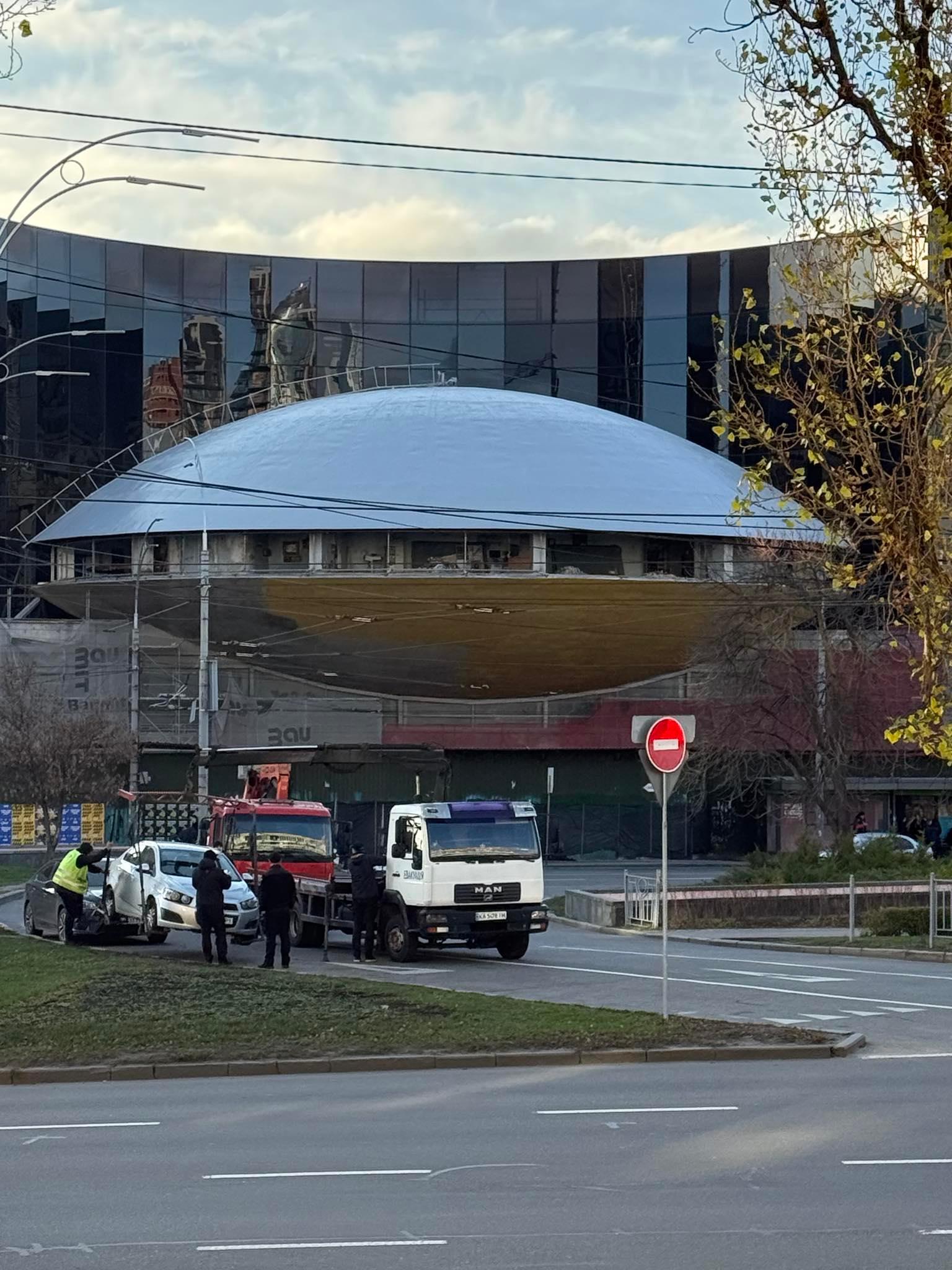 З «Літаючої тарілки» на Либідській демонтували вікна