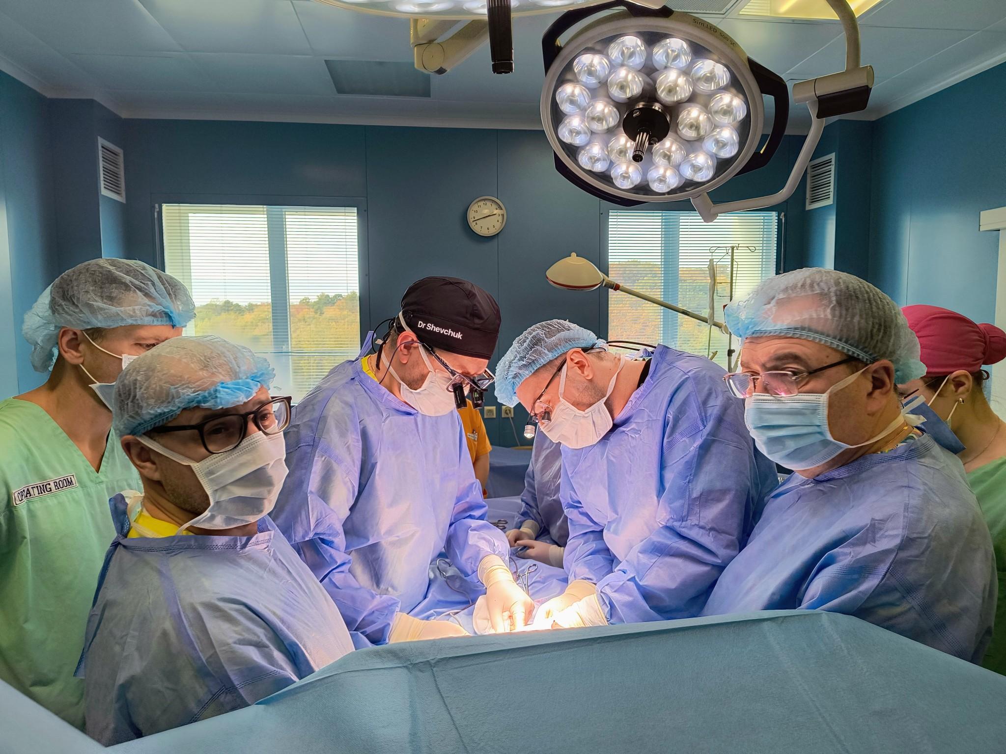 Нирка від тата, печінка від мами: українські лікарі вперше провели унікальну операцію дитині