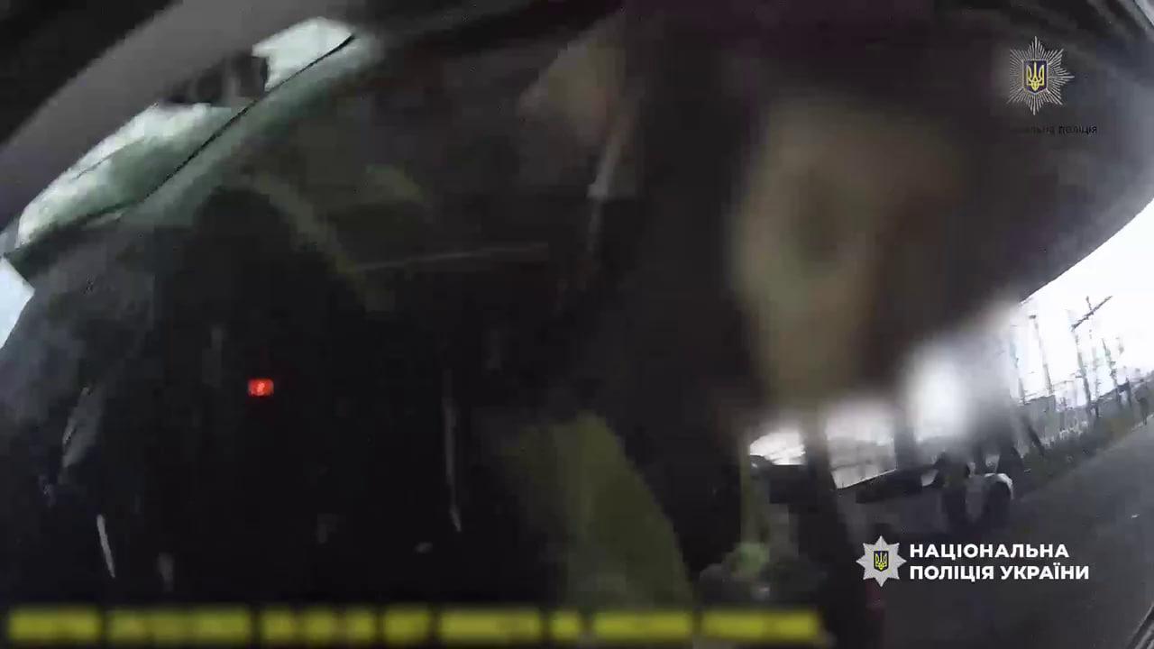 Поліція готує підозру водію, якого “добували” з машини за допомогою вогнегасника