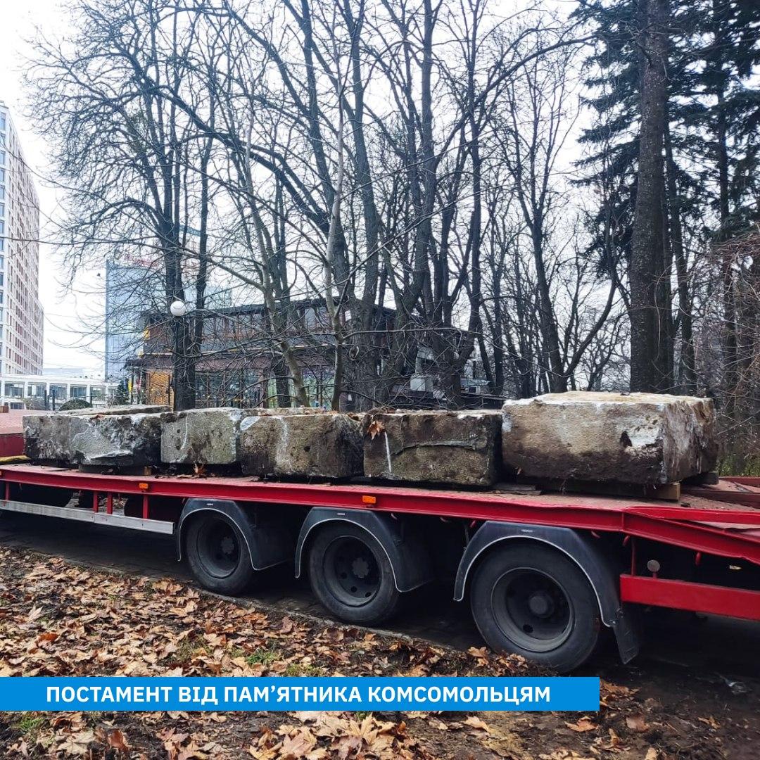 У Києві демонтували постаменти, що залишились від радянських пам’ятників