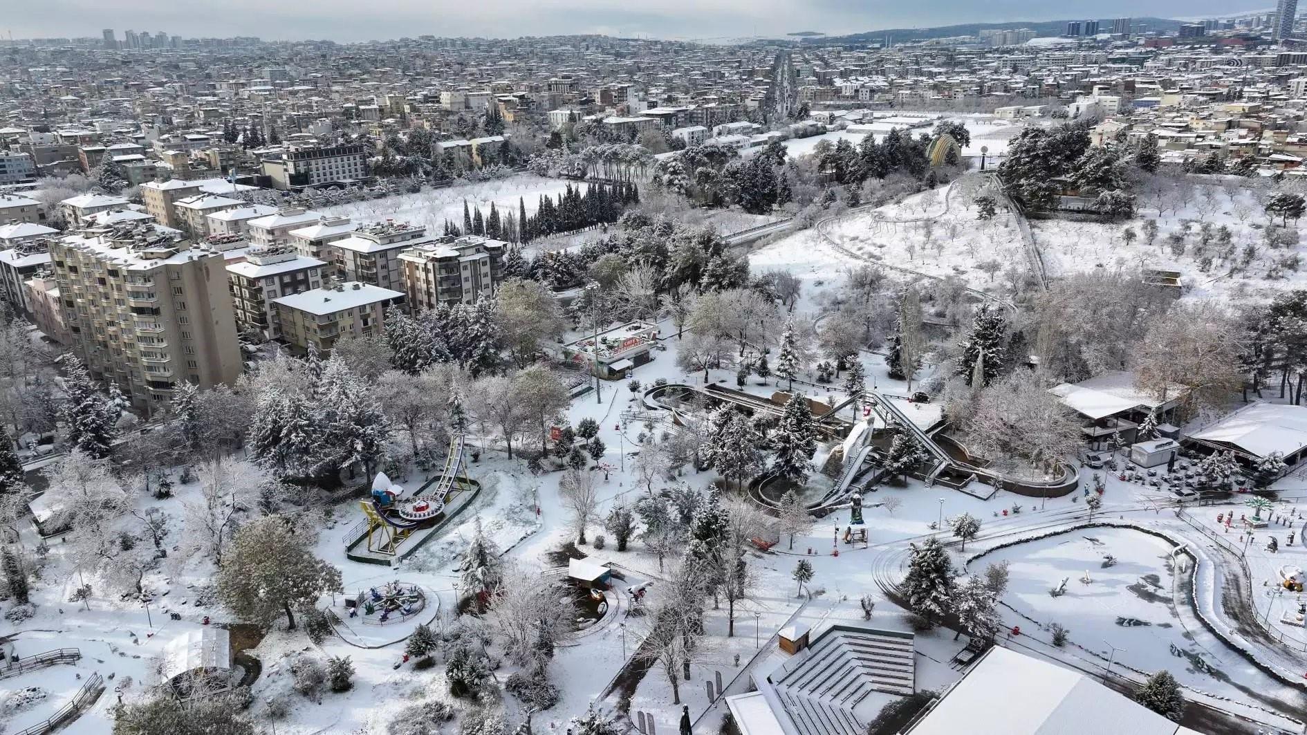 Сильний снігопад у Туреччині призвів до закриття шкіл у 14 регіонах (відео)
