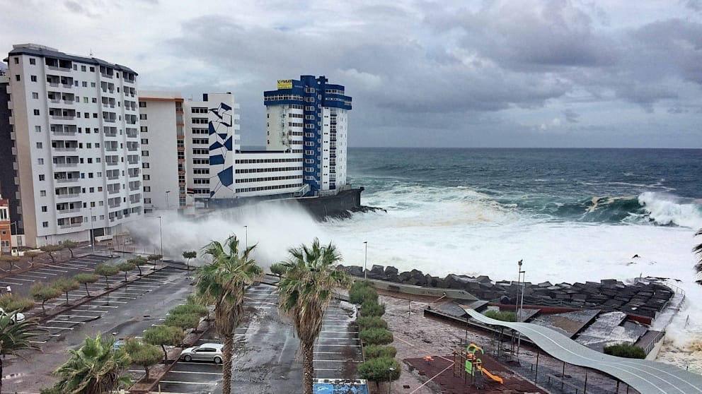 На Тенерифе хвиля змела людей у море — троє загиблих, є поранені