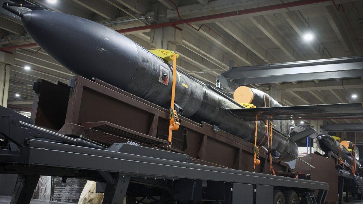 BBC показала секретний завод з виробництва ракет «Фламінго»: журналістів привезли із зав’язаними очима