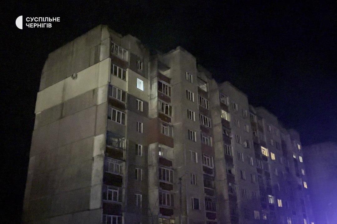 Російський БпЛА влучив у 9-й поверх багатоповерхівки у Чернігові
