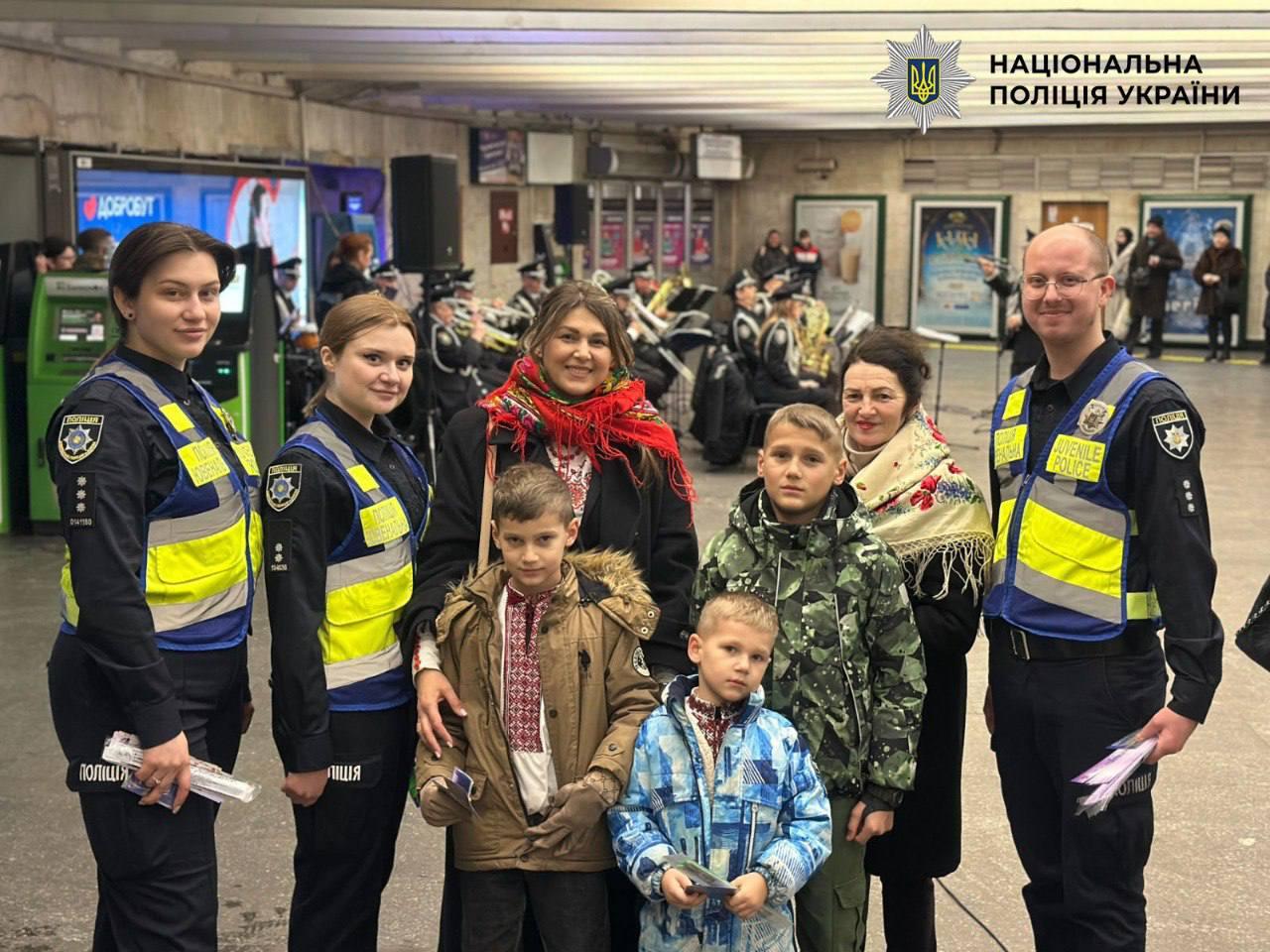 Оркестр поліції Києва влаштував святковий концерт у метро (відео)