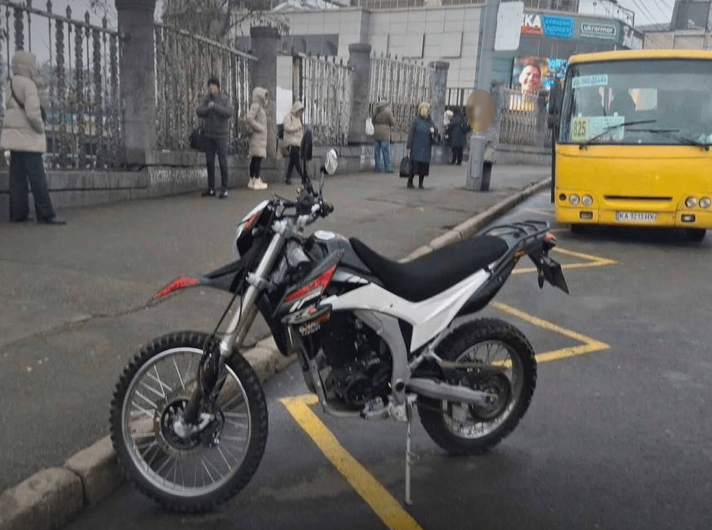 З вулиць Києва почали евакуйовувати неправильно припарковані мотоцикли